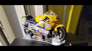 Honda NSR 500 46 Valentino Rossi 2001 diecast Moto model scale 118 Rossi 500cc World Champion 2001 [upl. by Ecinrev]