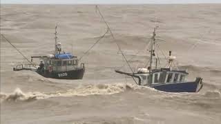 Video increible 2 barcos de pesca en mares extremadamente agitados [upl. by Madelyn]