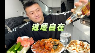 媳妇回家晚！老小买肘花鸡爪和饺子，回家怼一瓶白酒得劲 [upl. by Brittney]