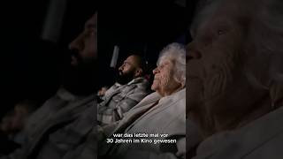 Oma Lotti besucht nach 30 Jahren mit 93 Jahren wieder ein Kino patient freunde kino oma [upl. by Carpet716]