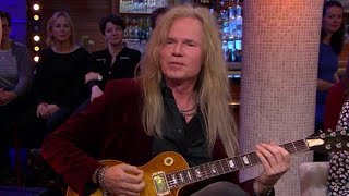 Hoe bespeel je een Gibson gitaar Adje geeft les  RTL LATE NIGHT [upl. by Artinek327]