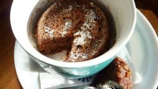 Como hacer Queque o Bizcocho de CHOCOLATE en un TAZÓN Receta en microondas [upl. by Hakon139]