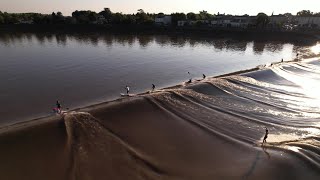 Surfeurs et autres sportifs défient la vague du Mascaret à Vayres [upl. by Corb]