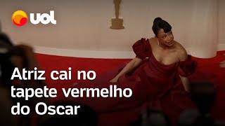 Vídeo flagra momento em que atriz Liza Koshy cai no tapete vermelho do Oscar 2024 [upl. by Gottfried821]