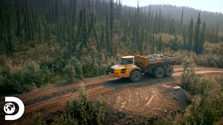 Un incendio forestal cerca de una operación minera de oro  Fiebre del oro  Discovery Latinoamérica [upl. by Eisej]