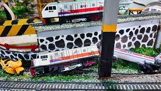 Merakit Kereta Api di Diorama Stasiun Gambir dan Berjalan Menabrak Mobil di Palang Pintu Kereta Api [upl. by Anilos]