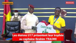 Les Étalons U17 présentent leur trophée au capitaine Ibrahim TRAORE [upl. by Romie276]