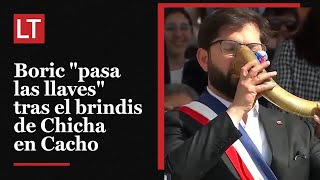 Parada Militar Presidente Boric “pasa las llaves” tras el tradicional brindis de Chicha en Cacho [upl. by Oitaroh]