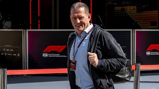 F1World Podcast Wat moet Jos Verstappen nou iedere keer in de Red Bull Garage Gouden Driehoek [upl. by Krongold]