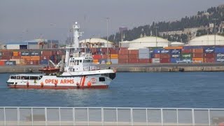 Le navire dOpen Arms avec 60 migrants à bord arrive à Barcelone [upl. by Alberta]