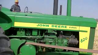 Threshing With the John Deere 820 TwoCylinder Diesel  zerketheantiquefreak [upl. by Noah634]