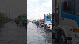 Antrian Panjang Melintasi Banjir dan Jalan Rusak di Jln Lintas Timur Riau Jambi Desa Kemang Km 83 [upl. by Ysac]