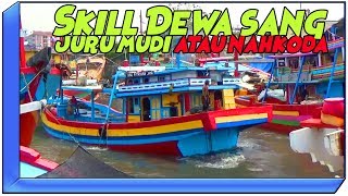 Skill Dewa Sang Nahkoda Kapal Ikan Tradisional Indonesia Keluar Dari Dermaga [upl. by Arima30]