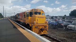 Te Huia Train Passing Takanini Horn Blown [upl. by Oruasi319]