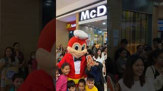 Jollibee mascot dance in front of McDonalds jollibee tease sakalam ytshorts shorts jollibee [upl. by Maximo790]