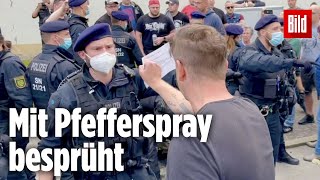 Zwönitz Polizisten bei CoronaProtest angegriffen und gebissen [upl. by Hgielrac]