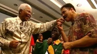 Nelson Mandela fights Muhammad Ali [upl. by Fawnia149]