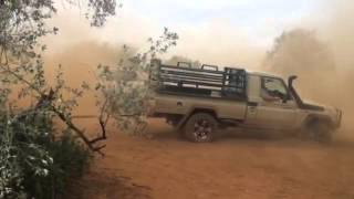 Mitsubishi Triton 32 vs Toyota Cruiser 4L in tug of war [upl. by Nosle]