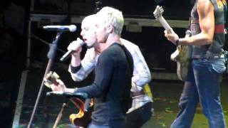 Broken  Lifehouse amp Chris Daughtry 62010 [upl. by Diamante149]