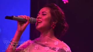 PEABO BRYSON FEAT RAISA A WHOLE NEW WORLDECONOMICS JAZZ LIVE KE 22 TAHUN 2016 [upl. by Simonne698]