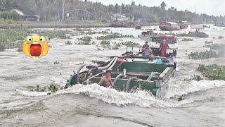 Ghe gỗ va chạm nguy hiểm khi gặp nước chảy xiết [upl. by Hamon]