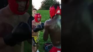 En plein combat la meilleure attaque c’est la défense 😭🤣il a reçu un coup boxing contentcreator [upl. by Clemen]