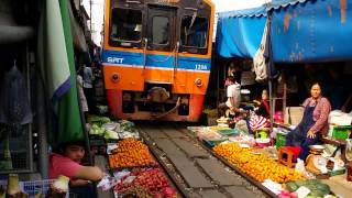 Thailandia treno di Maeklong che passa nel mercato [upl. by Llemor]