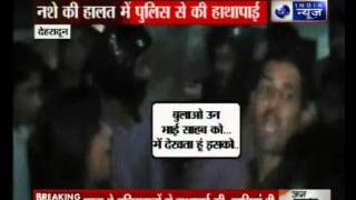 Drunkgirl abuses amd beats up cops on Dehradun roads [upl. by Mittel]