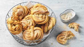 Recette Petites brioches suédoises à la cardamome Kardemummabullar  FOOBY [upl. by Oliy730]