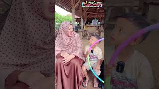 KARENA HUJAN PULANG KE RUMAH PAKAI HOLA HOOP AJAIB☺️😁 trending comedy humorsegar funny humor [upl. by Irafat387]