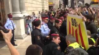 Forcejeo entre Mossos y iaioflautas [upl. by Vidovic]