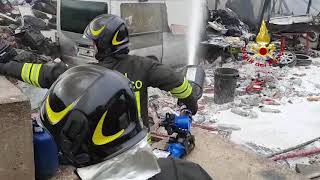 Incendio nel campo rom di Sassari in fiamme alcuni mezzi e dei cumuli di rifiuti [upl. by Kries212]