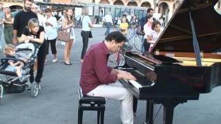 Il pianista fuori posto  Concerto di strada Padova 25092011 [upl. by Inessa609]