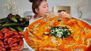 ASMR 뜨끈한 김치만둣국 한그릇 리얼먹방  Kimchi dumpling soup Red pepper kimchi Sausages MUKBANG [upl. by Binnings229]