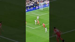 BELLINGHAM INCREÍBLE REGATE INCREDIBLE DRIBBLE JUDE AT BERNABÉU STADIUM shorts football [upl. by Vernon]