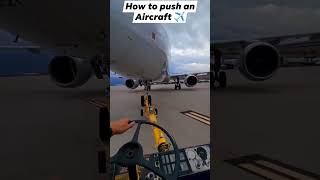 Repoussage dun avion sur le taxiway ✈️✈️ vikings aviation pushback rampage [upl. by Ahtanamas171]