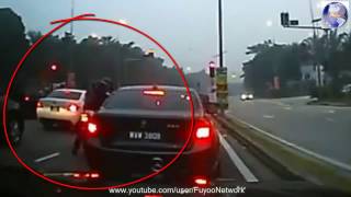 Fuyoo Penunggang Motosikal Ragut Beg Tangan Dalam Kereta Berhenti Lampu Isyarat Merah [upl. by Judson463]