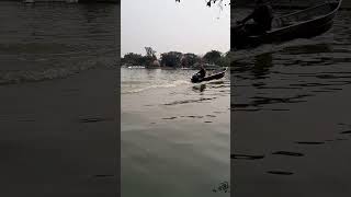 Barco em alta velocidade ultrapassa barcos a remo boat speed peddle lake water brazil [upl. by Oilegor]