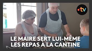 Faute de personnel le maire sert les repas luimême à la cantine scolaire [upl. by Cerell]