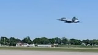 x2 US Navy FA18F Super Hornet and x2 USMC F35B Lightning II Takeoff from Minneapolis [upl. by Darrel926]