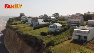 Le village au bord du gouffre  quand la mer dévore les terres [upl. by Weissberg]