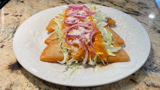 Quesadillas Fritas Con Chicharrón en Salsa Roja [upl. by Hatfield]