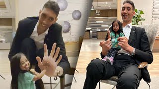 World’s Tallest Man and Shortest Woman Have Fun at Meet Up [upl. by Harday]