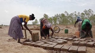 Ces femmes fabricantes de briques en banco [upl. by Nelag]