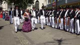 Der Hofstaat schreitet durch die Fussgängerzone beim Schützenfest 2013 in Geseke [upl. by Goat]