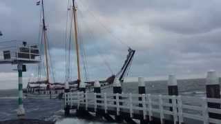 Klipper loopt haven Vlieland aan bij storm [upl. by Eeliram]