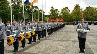 quotRegimentsgrußquot Marsch Ausmarsch Ehrenformation Musikkorps der Bundeswehr mit Spielmannszug [upl. by Botnick]