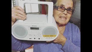 Mi madre realiza el Unboxing de Sony ZSPS50  Radio CD MP3 [upl. by Meryl801]