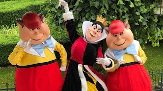 Queen of Hearts with Tweedle Dee and Tweedle Dum  Fun Meet and Greet at Disneyland Paris [upl. by Baram]