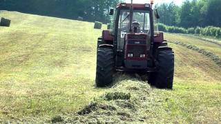 Pressage de lenrubannage avec un Case IH 1455 XL [upl. by Eizzik]